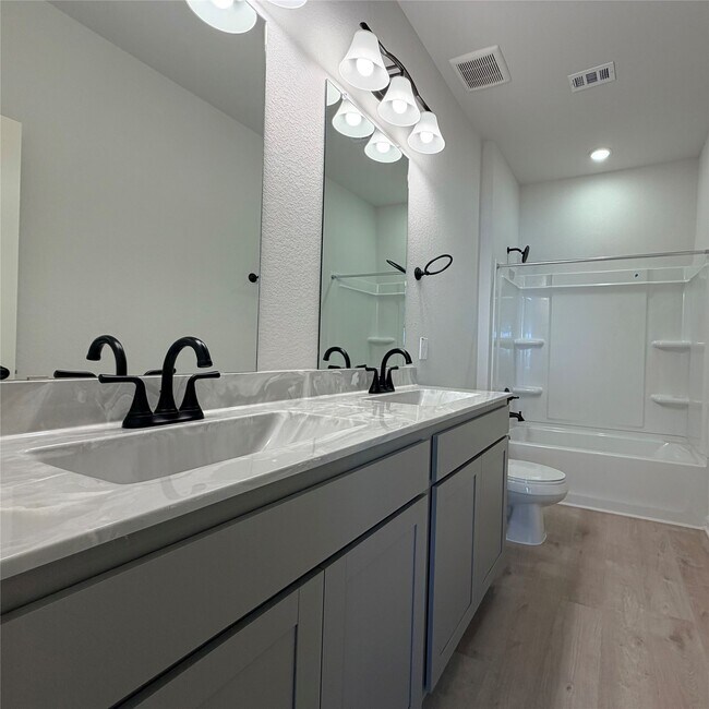 Building Photo - 3418 Lago Norence Dr