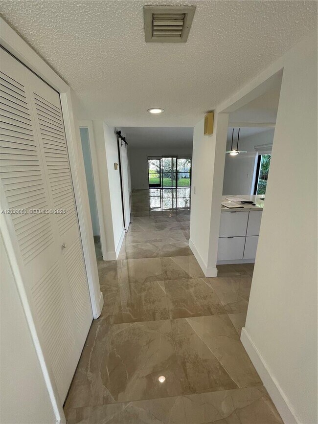 Building Photo - 409 Lakeview Dr