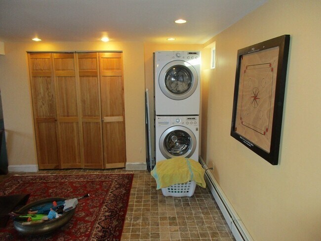 Building Photo - 479 Crafts St