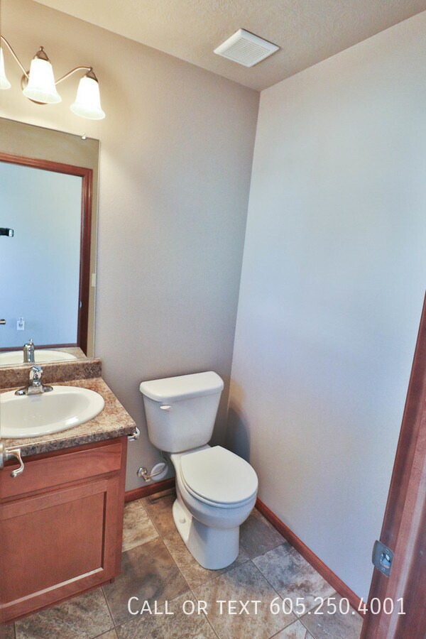 Building Photo - Sensational 2 bedroom Town Home in Harrisb...