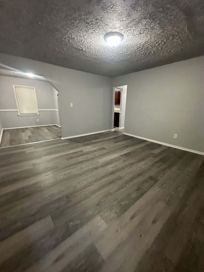 Building Photo - 400 Greenhill Way SW