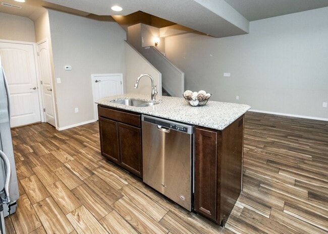 Building Photo - Centrally Located End Unit 3 Bed Townhouse in D20