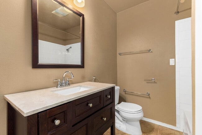 Building Photo - Downtown Bellevue Renovated 1 Bedroom Condo - Walk up entry