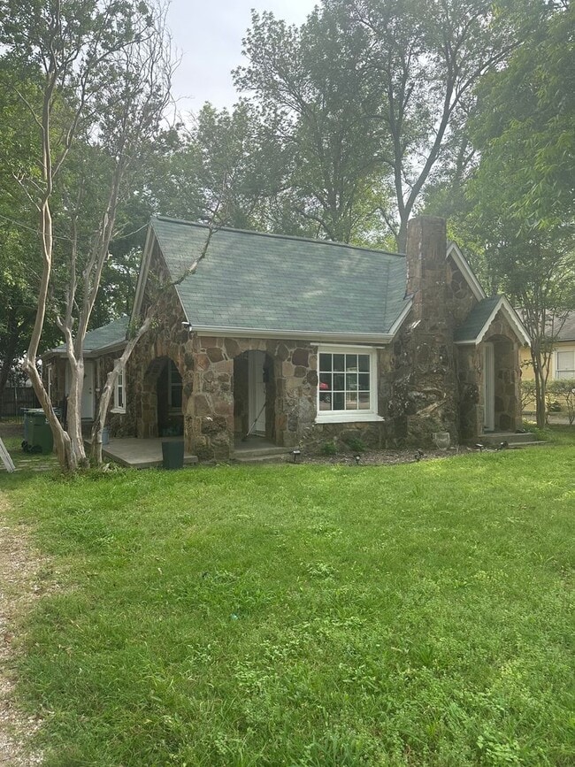 Primary Photo - 222 E Franklin St