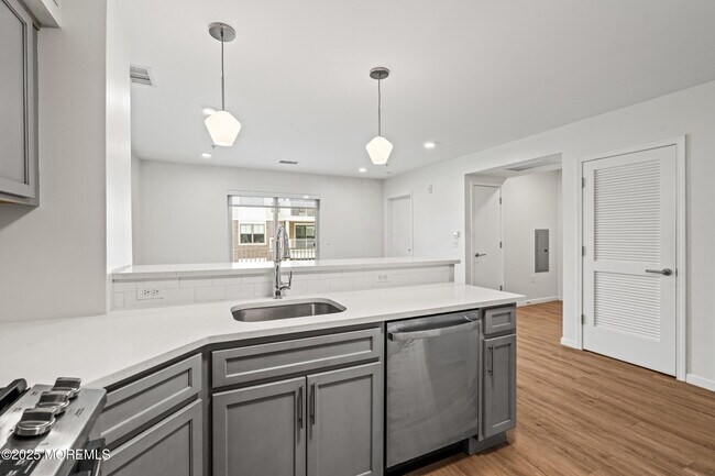 Building Photo - 165 Pavilion Ave