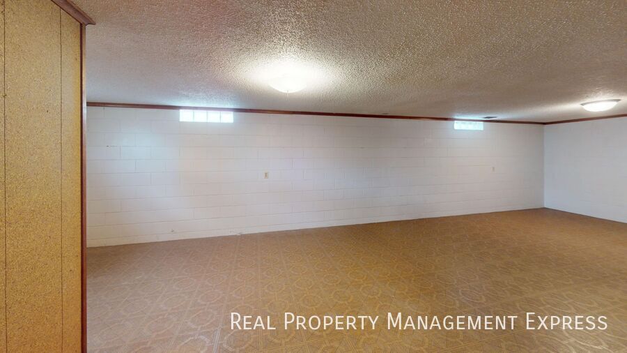 Building Photo - 2200 W 39th St