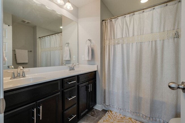 Building Photo - Nicely Appointed 3 Bedroom, 3 bath townhome