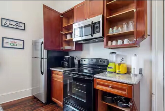 Building Photo - Historic, Renovated 3BR with Wrap-Around Balcony Near St. Charles