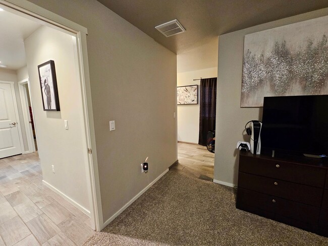 Building Photo - Open & Airy 3 Bedroom/2 Bath Home with Refrigerated Air