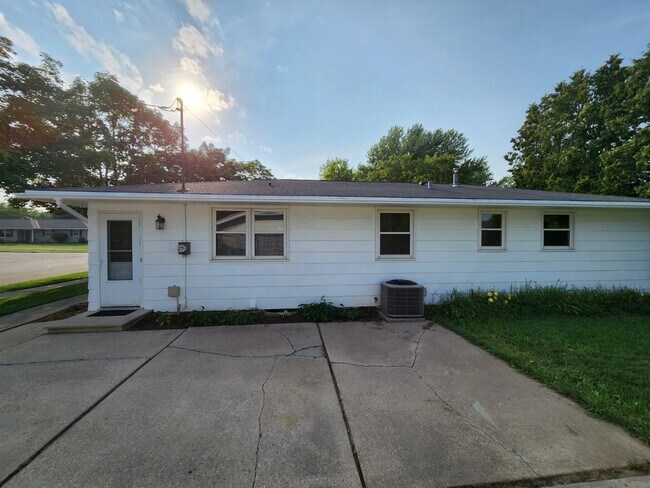 Building Photo - 1027 Cardinal St