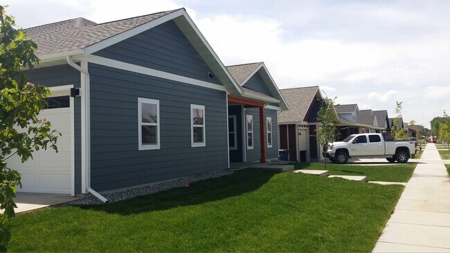 Building Photo - Large 3 Bed 2 Bath Home with 3 Car Garage