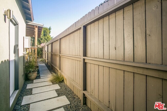 Building Photo - 4088 Redwood Ave