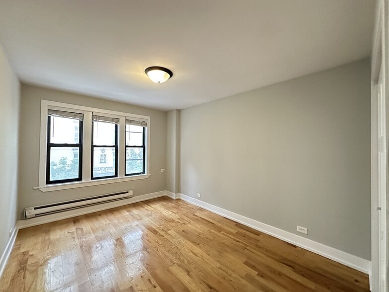 Building Photo - 411 W Roscoe St