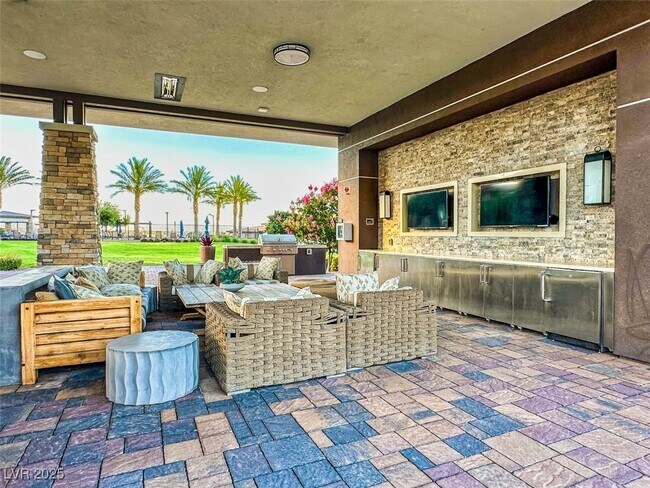 Building Photo - 6714 Desert Crimson St