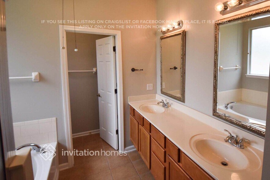 Building Photo - 13743 Devan Lee Dr E