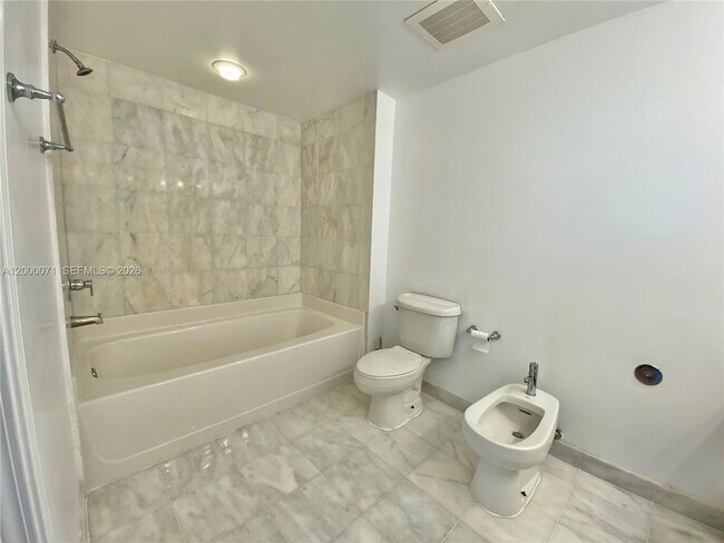 Building Photo - 601 NE 36th St