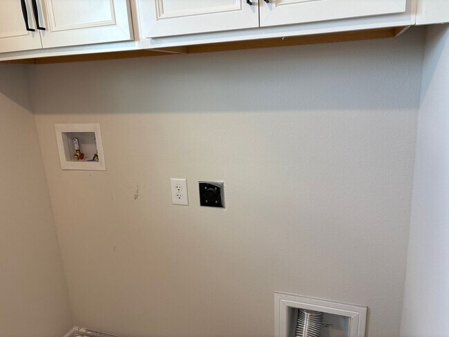 Building Photo - Spacious 5-Bedroom Home for Rent in Lake P...