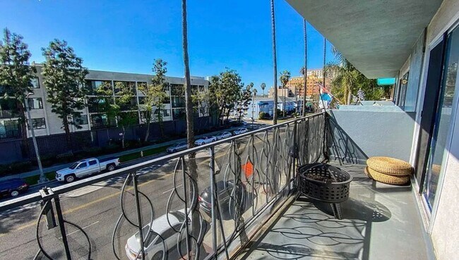 Building Photo - **1139 E Ocean Blvd #301 Long Beach** Upstairs 1 bedroom 1 bath !!2 weeks OAC!!