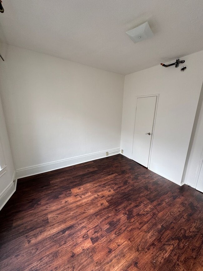 Building Photo - Modern Private Room with Attached Bath in ...