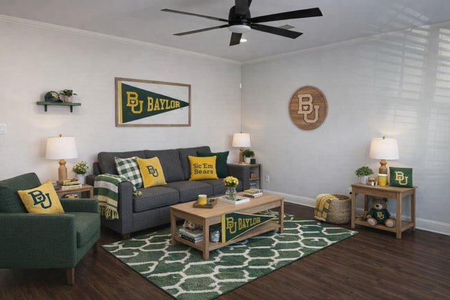 Building Photo - Rare Baylor Bubble Rental | Walk to Campus | 4 Bed / 3 Bath