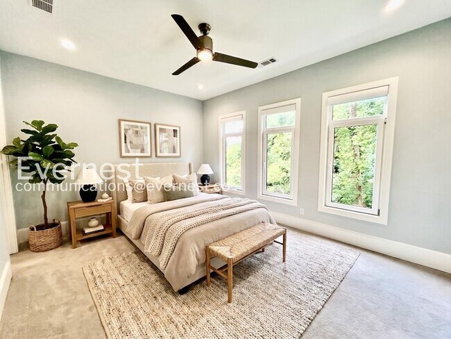 Building Photo - 5-Bed/4-Bath/Voucher Accepted/Available Now!