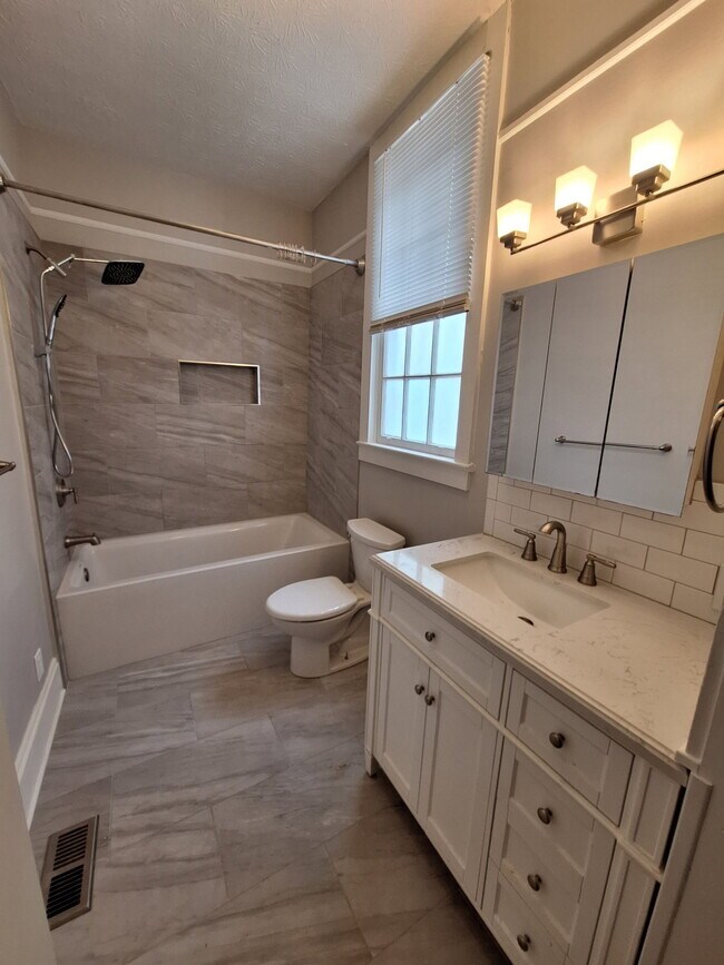 Building Photo - 852 Monroe Dr NE