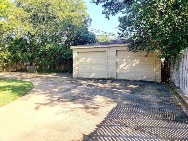 Building Photo - 6556 St Moritz Ave