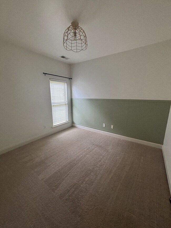 Building Photo - 3 Bed 2 Bath Home In Westover With A 2 Car Garage