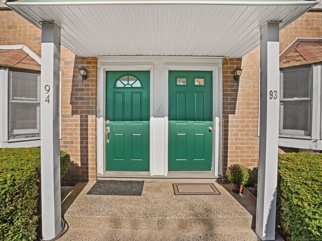 Building Photo - 240 Sunnyridge Ave