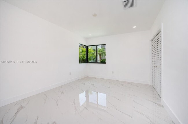 Building Photo - 1621 S Treasure Dr