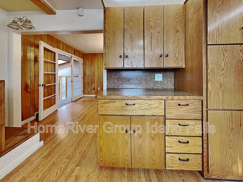 Building Photo - 420 8th St