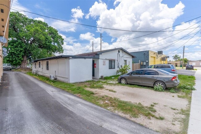Building Photo - 725 SW 1st Ave