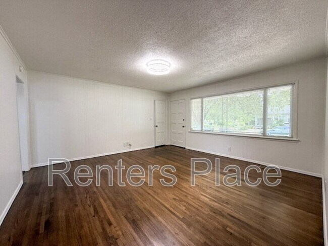 Building Photo - 22 E 53rd Pl