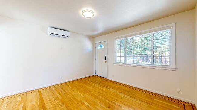 Building Photo - Beautiful 2 Bedroom 2 Bathroom Single Fami...