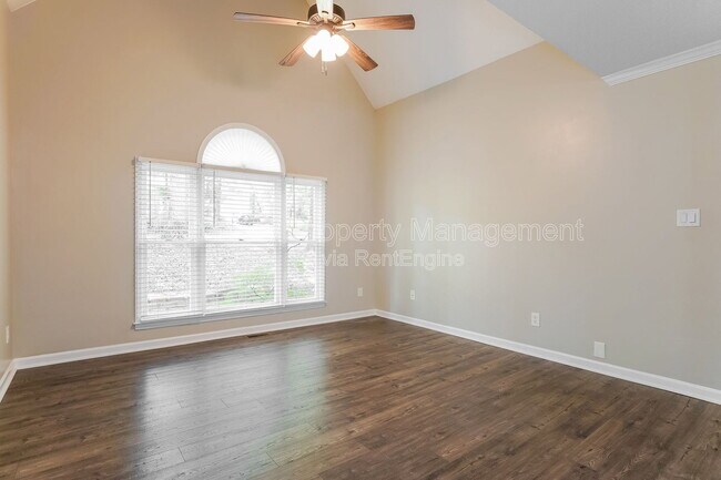 Building Photo - 220 W Elm Ave