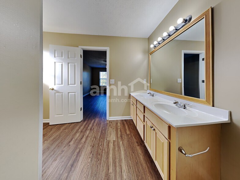 Building Photo - 2025 Apple Knoll Ln