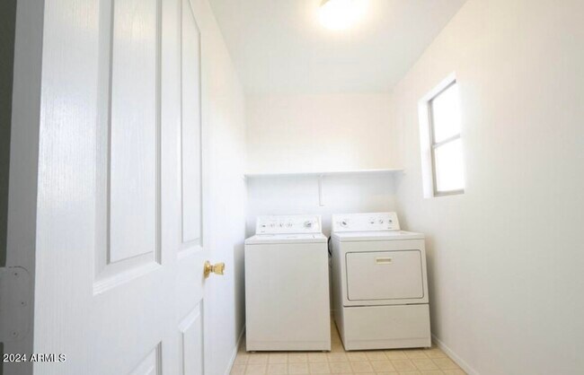 Building Photo - 9427 W Virginia Ave