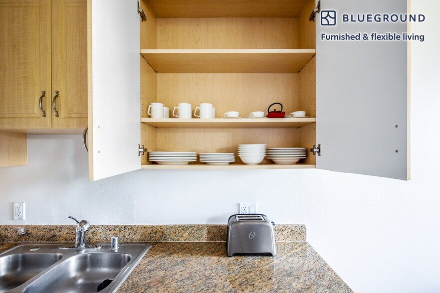 Building Photo - 467 S Arnaz Dr