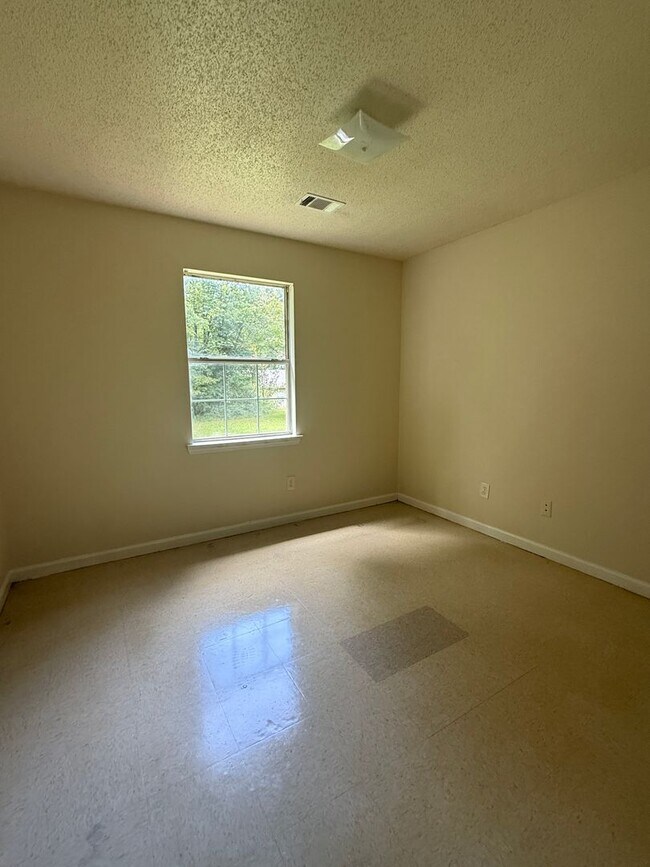 Building Photo - 8135-8135 Carlton Trail NW