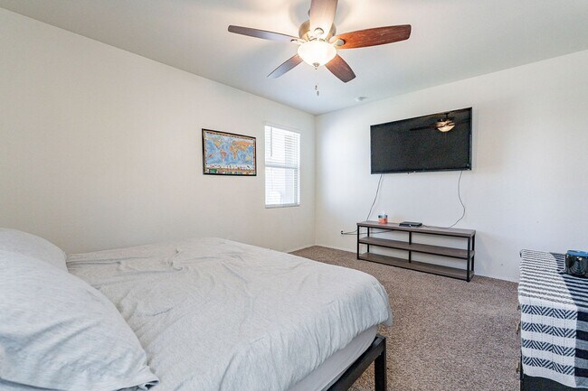Building Photo - Serene 3-Bedroom 2-Bath 3 Car Garage Retre...