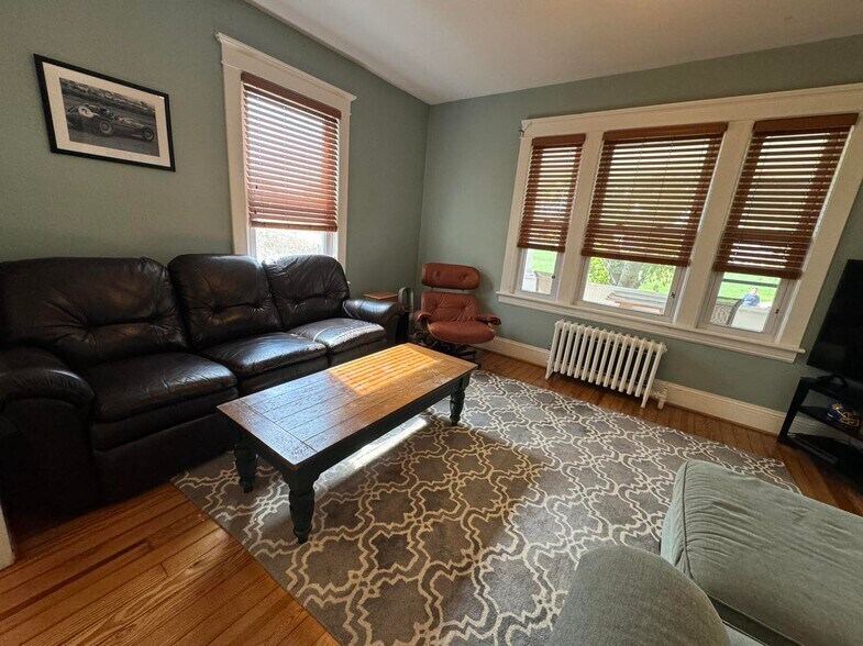 Building Photo - 5 8th Ave