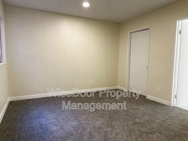 Building Photo - 450 E 4th St