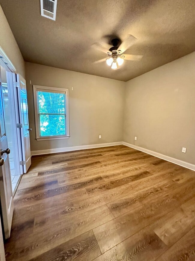 Building Photo - Beautiful 2 Bed/ 2.5 Bath Townhome In Gate...