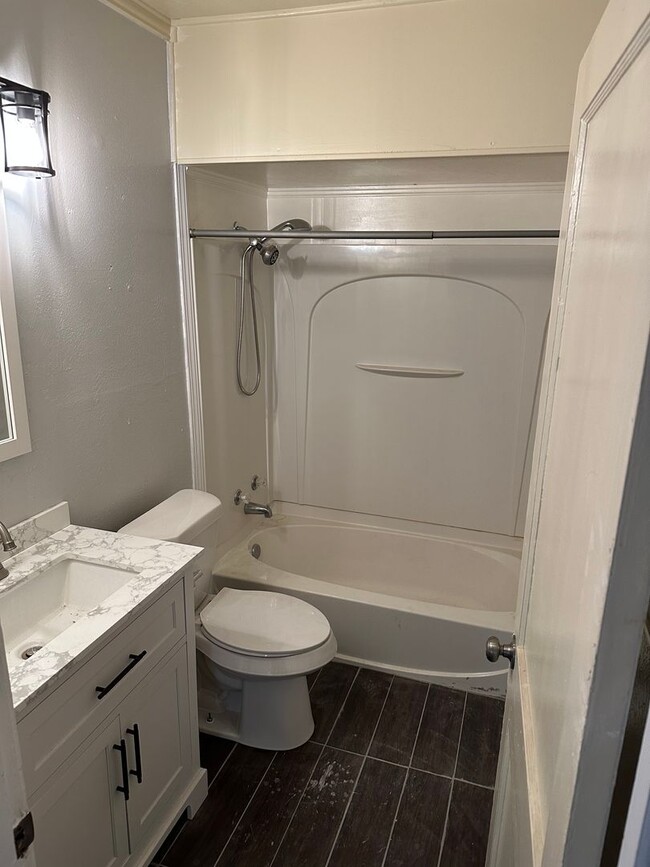 Building Photo - 3 Bedroom 1 Bath Rental