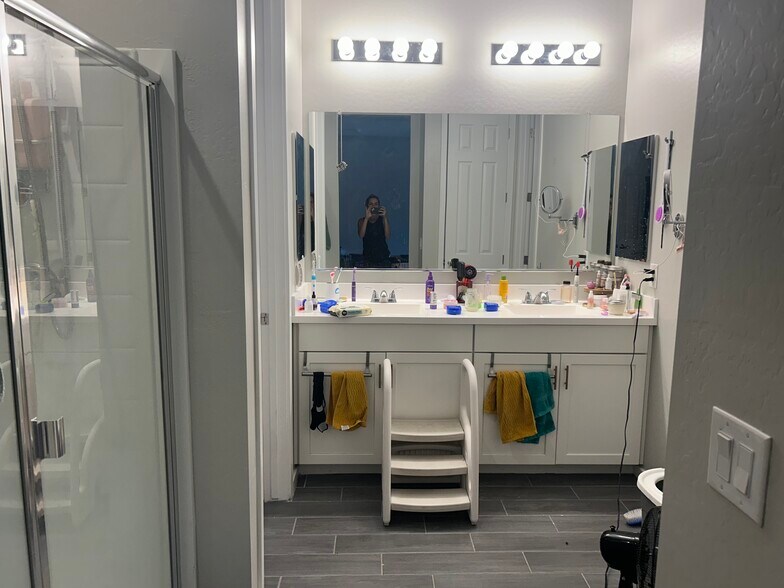 Master bath - 1964 N Hubbard Ln