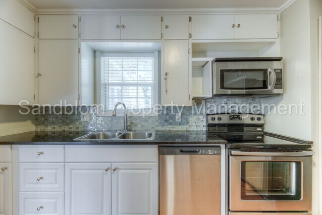 Building Photo - FOR LEASE | Tulsa | $1500 Rent | 3 Bed, 2 Bath Home