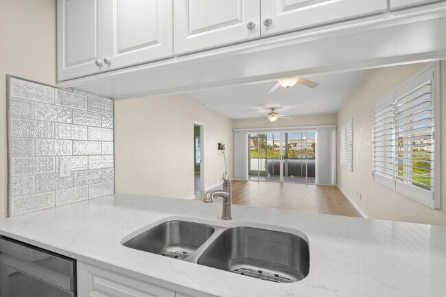 Building Photo - Stunning 2 beds 2 baths condo with lake vi...