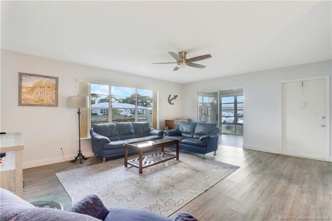 Building Photo - 211 Manatee Ln