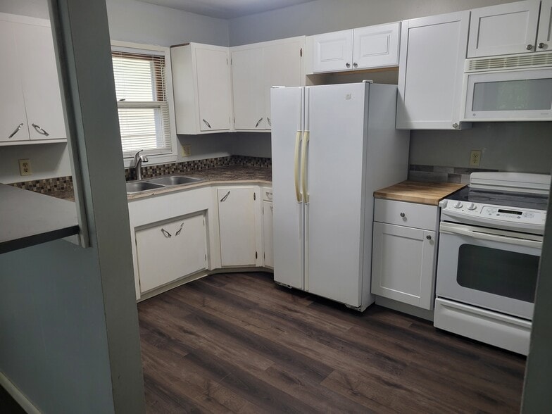 Kitchen - 5050 Dudley St