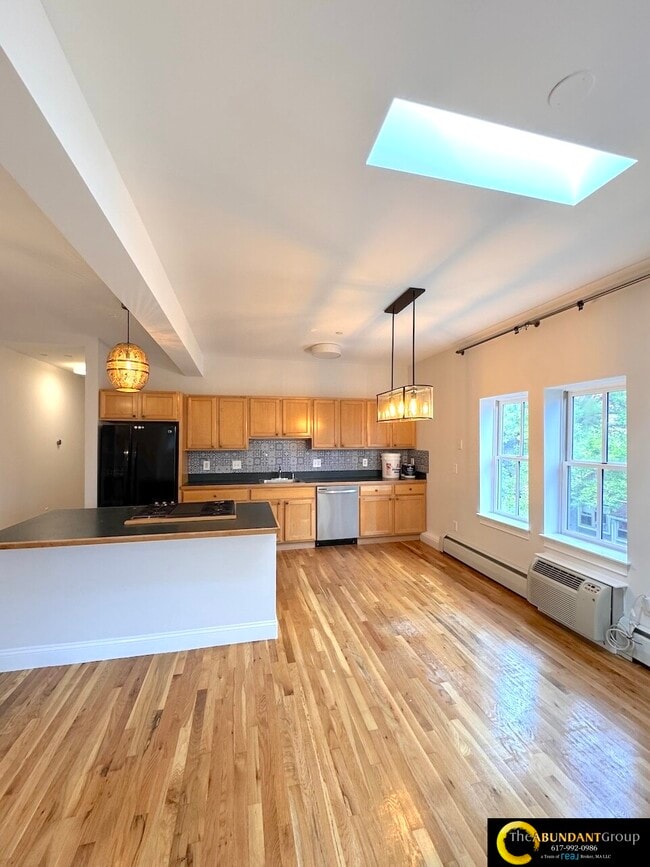 Building Photo - 275-277 River St